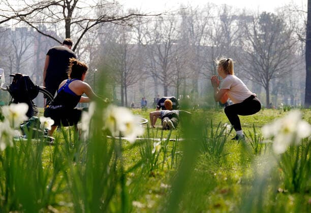 27.03.2020, Berlin - Deutschland: Corona-Krise, Leute treiben an der frischen Luft Sport im Volkspark Friedrichshain.