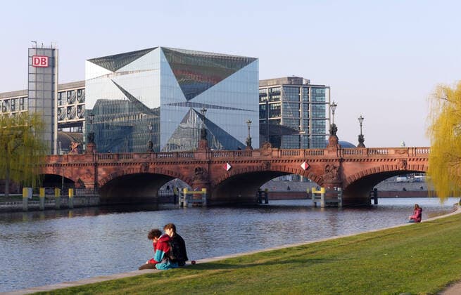 27.03.2020, Berlin - Deutschland: Corona-Krise, Leute genießen das tolle Wetter am Ufer der Spree mit gebotenem Abstand.