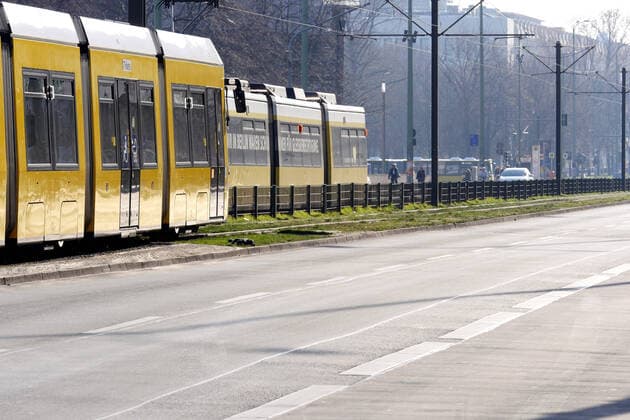 27.03.2020, Berlin - Deutschland: Corona-Krise, geisterhafte Leere in der City, keine Autos auf der Straße, es gibt kaum Verkehr.