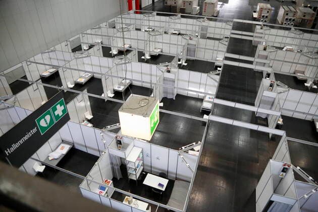 Coronavirus Sars-CoV-2 COVID-19 Krise:: Groß Lazarett in der Messe Wien Wien, 27.03.2020 Betreuungseinrichtung mit 880 Betten auf etwa 15.000 Quadratmeter in der Halle A Corona Corona-Virus CoV 2 Covid 19 Sars Virus Virusinfektion Österreich Wien Pandemie Krise Lazarett Betten, Kojen Wien Austria