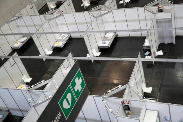 Coronavirus Sars-CoV-2 COVID-19 Krise:: Groß Lazarett in der Messe Wien Wien, 27.03.2020 Betreuungseinrichtung mit 880 Betten auf etwa 15.000 Quadratmeter in der Halle A Corona Corona-Virus CoV 2 Covid 19 Sars Virus Virusinfektion Österreich Wien Pandemie Krise Lazarett Betten, Kojen Wien Austria