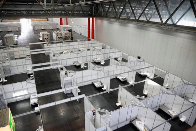 Coronavirus Sars-CoV-2 COVID-19 Krise:: Groß Lazarett in der Messe Wien Wien, 27.03.2020 Betreuungseinrichtung mit 880 Betten auf etwa 15.000 Quadratmeter in der Halle A Corona Corona-Virus CoV 2 Covid 19 Sars Virus Virusinfektion Österreich Wien Pandemie Krise Lazarett Betten, Kojen Wien Austria