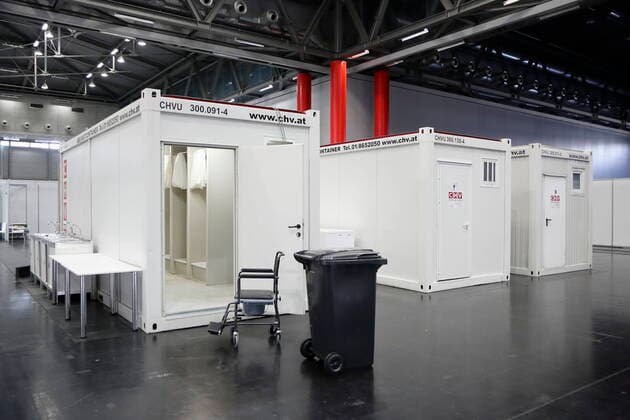 Coronavirus Sars-CoV-2 COVID-19 Krise:: Groß Lazarett in der Messe Wien Wien, 27.03.2020 Betreuungseinrichtung mit 880 Betten auf etwa 15.000 Quadratmeter in der Halle A Corona Corona-Virus CoV 2 Covid 19 Sars Virus Virusinfektion Österreich Wien Pandemie Krise Lazarett Sanitäranlagen, Duschen Rollstuhl, Müllcontainer Wien Austria