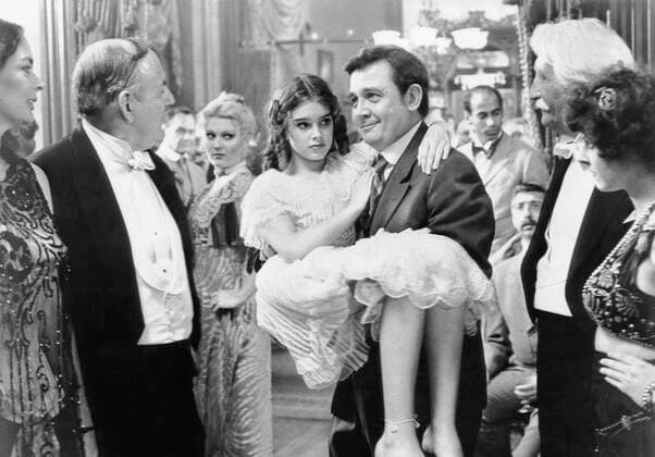 PRETTY BABY, Don K. Lutenbacher, carrying Brooke Shields, 1978, Paramount courtesy Everett Collection Paramount Courtesy Everett Collection !ACHTUNG AUFNAHMEDATUM GESCHÃ„TZT! PUBLICATIONXNOTxINxCANxCHNxFRAxITAxJPNxNORxPOLxRUSxESPxUKxUSA Copyright: xParamount CourtesyxEverettxCollectionx MBDPRBA EC009