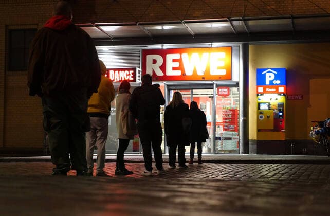 27.03.2020, Berlin - Deutschland: Corona-Krise, aus Sicherheitsgründen werden nur noch wenige Leute gleichzeitig in den Supermarkt gelassen, es bildet sich abends eine Schlange.