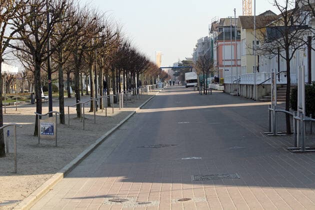 Der Strand und die Strandpromenade in Ahlbeck auf Usedom fast Menschen leer durch das Coronavirus (Freitag 27.03.2020).