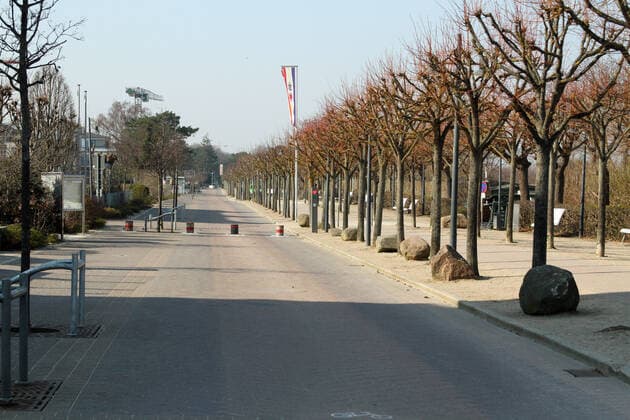 Der Strand und die Strandpromenade in Ahlbeck auf Usedom fast Menschen leer durch das Coronavirus (Freitag 27.03.2020).