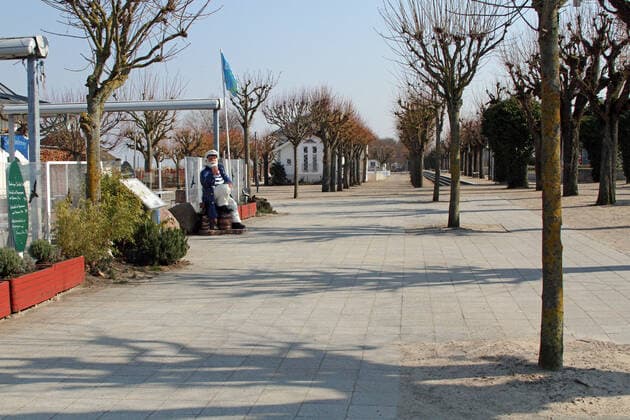 Der Strand und die Strandpromenade in Ahlbeck auf Usedom fast Menschen leer durch das Coronavirus (Freitag 27.03.2020).