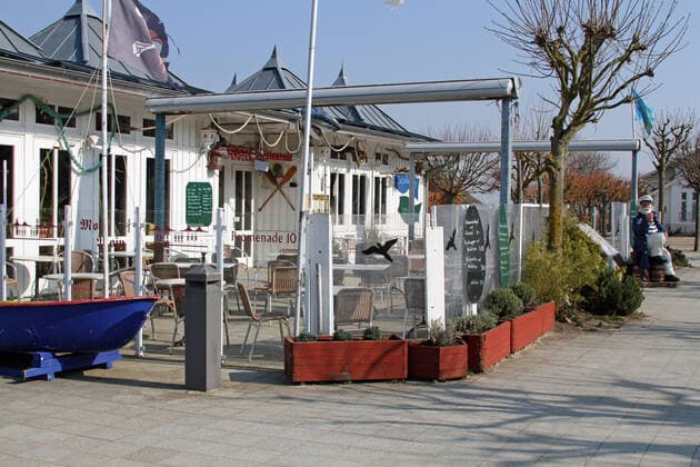 Der Strand und die Strandpromenade in Ahlbeck auf Usedom fast Menschen leer durch das Coronavirus (Freitag 27.03.2020).