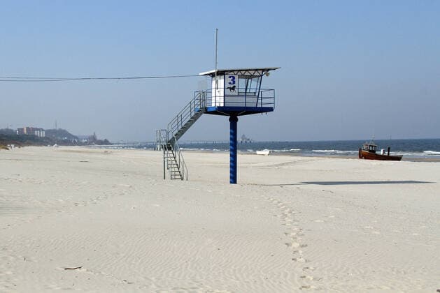 Der Strand und die Strandpromenade in Ahlbeck auf Usedom fast Menschen leer durch das Coronavirus (Freitag 27.03.2020).