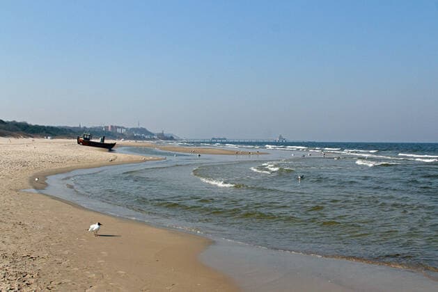 Der Strand und die Strandpromenade in Ahlbeck auf Usedom fast Menschen leer durch das Coronavirus (Freitag 27.03.2020).