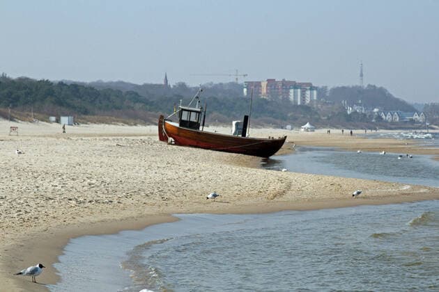 Der Strand und die Strandpromenade in Ahlbeck auf Usedom fast Menschen leer durch das Coronavirus (Freitag 27.03.2020).