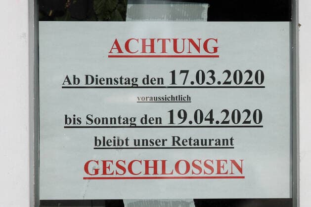 Seebrücke Ahlbeck Der Strand und die Strandpromenade in Ahlbeck auf Usedom fast Menschen leer durch das Coronavirus (Freitag 27.03.2020).