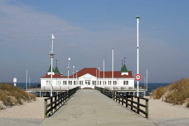 Seebrücke Ahlbeck Der Strand und die Strandpromenade in Ahlbeck auf Usedom fast Menschen leer durch das Coronavirus (Freitag 27.03.2020).