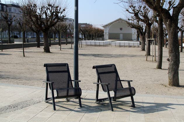 Der Strand und die Strandpromenade in Ahlbeck auf Usedom fast Menschen leer durch das Coronavirus (Freitag 27.03.2020).