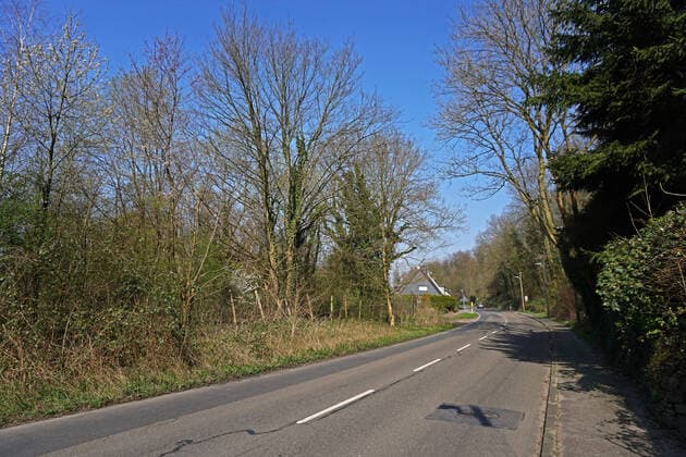 Angst vor dem Coronavirus Trotz angenehmen Temperaturen und herrlichen Sonnenschein sind wegen der Coronakrise auf den Straßen keine Autos zu sehen Essen Nordrhein-Westfalen Deutschland Ruhrgebiet