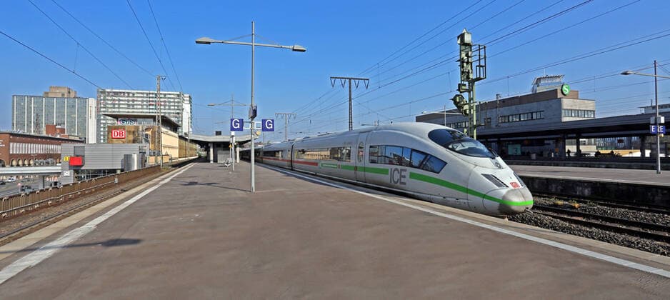 Bahnbetrieb und Coronavirus Der Fernverkehr mit dem modernen InterCityExpress wird in Zeiten der Coronakrise deutlich weniger genutzt. Essen Nordrhein-Westfalen Deutschland Hauptbahnhof
