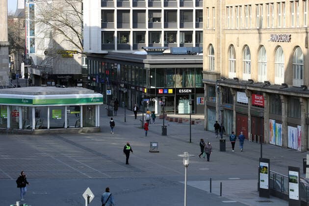Angst vor dem Coronavirus An einem sonnigen Freitagnachmittag bewegen sich nur noch wenige Menschen wegen dem Kontaktverbot in der Coronakrise auf dem sonst gut besuchten Willy-Brandt-Platz. Essen Nordrhein-Westfalen Deutschland Willy-Brandt-Platz