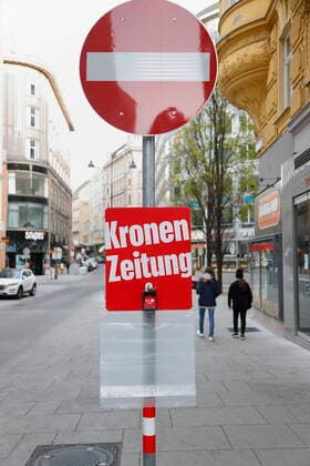 Coronavirus Sars-CoV-2 COVID-19:: Situation in Wien Wien, 27.03.2020 Einbahn Schild Leerer Kronen Zeitung Zeitungshänger Zeitungshalter Medienkrise Wien Austria