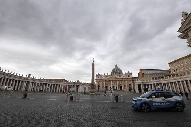 Rom Vatikan 27.03.2020 Uebersicht Petersplatz, Papst Franziskus I. spendet auf einem menschenleeren Petersplatz den traditionellen Ostersegen, Urbi et Orbi