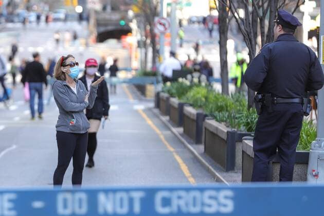 March 27, 2020, New York, NEW YORK, UNITED OF STATES: View of Park Av where New York City blocks some city streets so that the public can walk 2 meters apart during the COVID-19 coronavirus pandemic in New York, United States. New York UNITED OF STATES - ZUMAv122 20200327_zap_v122_036 Copyright: xWilliamxVolcovx