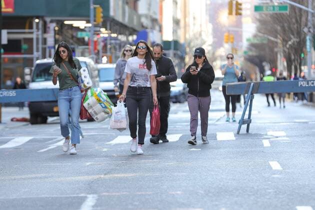 March 27, 2020, New York, NEW YORK, UNITED OF STATES: View of Park Av where New York City blocks some city streets so that the public can walk 2 meters apart during the COVID-19 coronavirus pandemic in New York, United States. New York UNITED OF STATES - ZUMAv122 20200327_zap_v122_038 Copyright: xWilliamxVolcovx
