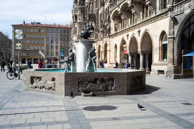 Corona Krise, Innenstadt, menschenleer, Muenchen.27.03.2020 Im Bild: Fischbrunnen Martin Hangen hangenfoto