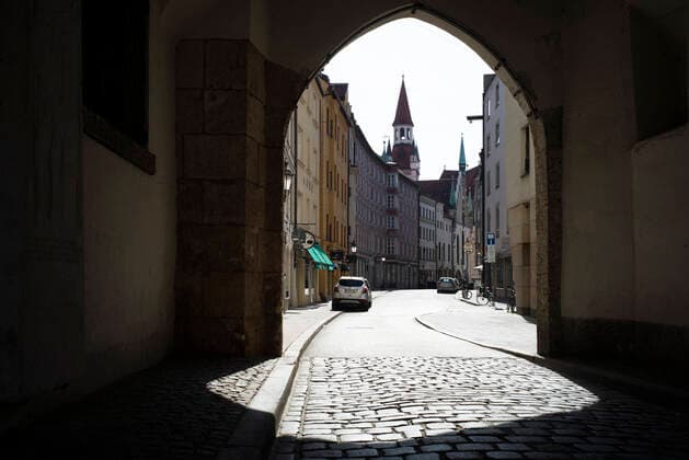 News Bilder des Tages Corona Krise, Innenstadt, menschenleer, Muenchen.27.03.2020 Im Bild: Alter Hof, Burgstraße Martin Hangen hangenfoto