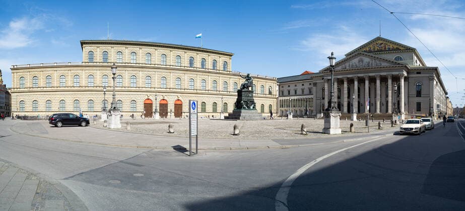 Corona Krise, Innenstadt, menschenleer, Muenchen.27.03.2020 Im Bild: Residenz, bayer. Staatsoper Martin Hangen hangenfoto