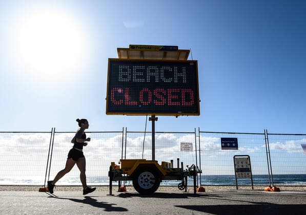 AUSTRALIA CORONAVIRUS COVID-19, People walking on the promenade near a BEACH CLOSED sign at Bronte Beach, in Sydney, Saturday, March 28, 2020. The Australian Federal Government have introduced strict social distancing rules in an effort to contain the COVID-19 Coronavirus pandemic. ( NO ARCHIVING, EDITORIAL USE ONLY, NO USE IN BOOKS WITHOUT CONSENT SYDNEY NSW AUSTRALIA  Copyright: xJAMESxGOURLEYx 20200328001460531111