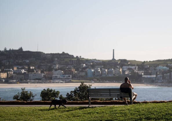 AUSTRALIA CORONAVIRUS COVID-19, A man sitting on a bench in Hunter Park near Bondi Beach, in Sydney, Saturday, March 28, 2020. The Australian Federal Government have introduced strict social distancing rules in an effort to contain the COVID-19 Coronavirus pandemic. ( NO ARCHIVING, EDITORIAL USE ONLY, NO USE IN BOOKS WITHOUT CONSENT SYDNEY NSW AUSTRALIA  Copyright: xJAMESxGOURLEYx 20200328001460531430