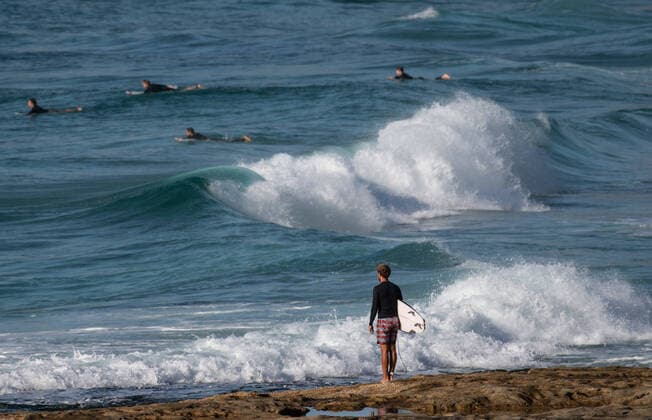 AUSTRALIA CORONAVIRUS COVID-19, Surfers in the water near Tamarama Beach, in Sydney, Saturday, March 28, 2020. The Australian Federal Government have introduced strict social distancing rules in an effort to contain the COVID-19 Coronavirus pandemic. ( NO ARCHIVING, EDITORIAL USE ONLY, NO USE IN BOOKS WITHOUT CONSENT SYDNEY NSW AUSTRALIA  Copyright: xJAMESxGOURLEYx 20200328001460531538