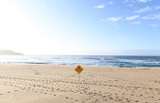 AUSTRALIA CORONAVIRUS COVID-19, An empty Bondi Beach, in Sydney, Saturday, March 28, 2020. The Australian Federal Government have introduced strict social distancing rules in an effort to contain the COVID-19 Coronavirus pandemic. ( NO ARCHIVING, EDITORIAL USE ONLY, NO USE IN BOOKS WITHOUT CONSENT SYDNEY NSW AUSTRALIA  Copyright: xJAMESxGOURLEYx 20200328001460531598