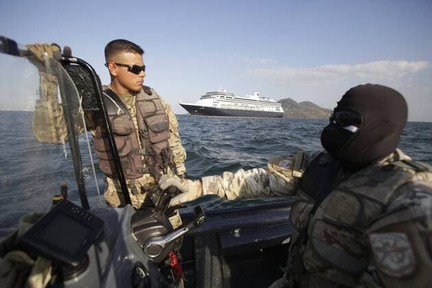 General view of the cruise to the United States that the Panamanian authorities denied permission to transit the Canal and quarantined in Panama City, Panama, 27 March 2020. The Ministry of Health did not give permission to the cruise ship MS Zandaam to transit the Panama Canal, which maintains it in the quarantine area, said Vasquez in a virtual press conference, in which he clarified that the Health authorities have not reported that there is a confirmed case of COVID-19 on board. EFE Carlos Lemos Panama does not allow transit through the Cruise Channel and puts it in quarantine !ACHTUNG: NUR REDAKTIONELLE NUTZUNG!  Copyright: xCarlosxLemosx AME8506 20200328-637209577520969350