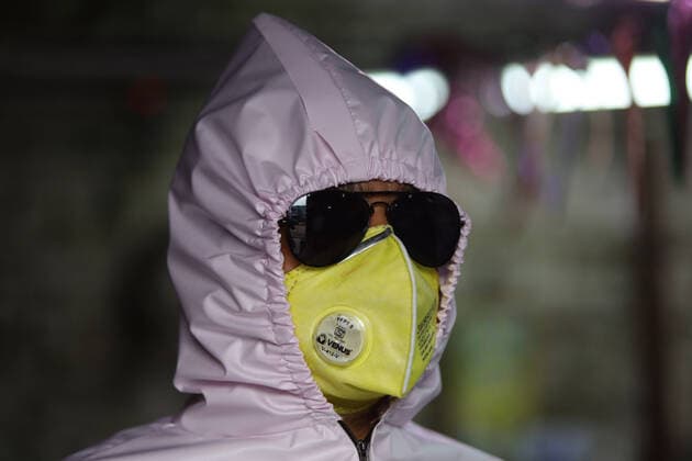News Bilder des Tages Making Personal Protection Equipment in Nepal A Nepalese man wears Personal Protective Equipment (PPE) dress to check it at a garment factory during the nationwide lockdown due to corona virus (COVID-19) outbreak, in Kathmandu, Nepal on Friday, March 27, 2020. The National Invention Center has Started to make a Personal Protective Equipment (PPE) dress for health workers and security personnel due to lack of PPE in the country. Nepal Copyright: SubashxShrestha