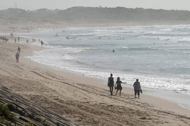AUSTRALIA CORONAVIRUS COVID-19, Looking towards Wanda from Cronulla Beach as the 500 person max gathering law takes place in Sydney, Saturday, March 28, 2020. ( NO ARCHIVING, EDITORIAL USE ONLY, NO USE IN BOOKS WITHOUT CONSENT SYDNEY NSW AUSTRALIA  Copyright: xSIMONxBULLARDx 20200328001460535417