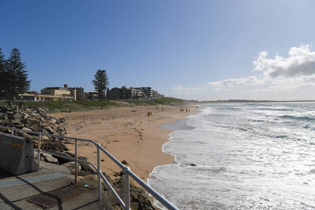 AUSTRALIA CORONAVIRUS COVID-19, A relatively empty Nth Cronulla Beach as the 500 person max gathering law takes place in Sydney, Saturday, March 28, 2020. ( NO ARCHIVING, EDITORIAL USE ONLY, NO USE IN BOOKS WITHOUT CONSENT SYDNEY NSW AUSTRALIA  Copyright: xSIMONxBULLARDx 20200328001460536325
