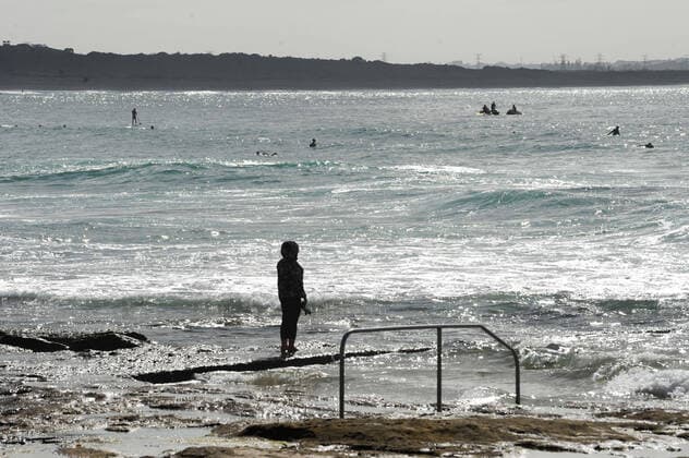 AUSTRALIA CORONAVIRUS COVID-19, A person looks out over Cronulla Beach as the 500 person max gathering law takes place in Sydney, Saturday, March 28, 2020. ( NO ARCHIVING, EDITORIAL USE ONLY, NO USE IN BOOKS WITHOUT CONSENT SYDNEY NSW AUSTRALIA  Copyright: xSIMONxBULLARDx 20200328001460536506