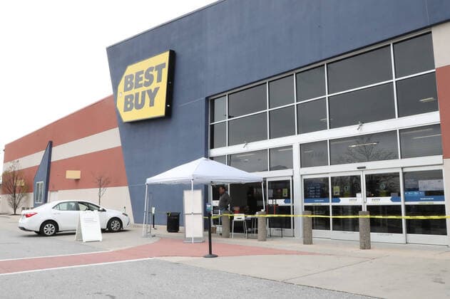 BALTIMORE, MD - MARCH 27: View of Best Buy where customers can retrieve their purchases via contactless pick up during the coronavirus pandemic in Baltimore, Maryland on March 27, 2020. Copyright: xmpi34x