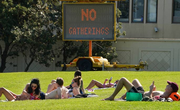 AUSTRALIA CORONAVIRUS COVID-19, People sunbathe at St Kilda Beach in Melbourne, Saturday, March 28, 2020. Port Phillip City Council has clamped down on large groups accessing all of its beaches including the popular St Kilda Beach. A shutdown of non-essential services is in effect Australia wide in a bid to slow the spread of the coronavirus (COVID-19) disease. ( NO ARCHIVING, EDITORIAL USE ONLY, NO USE IN BOOKS WITHOUT CONSENT MELBOURNE VIC AUSTRALIA  Copyright: xSCOTTxBARBOURx 20200328001460556717