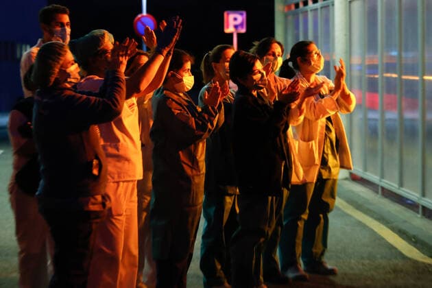 March 27, 2020, Valdemoro, MADRID, SPAIN: Illustration, Medical Staff and Police Corps thank each other for the work they do at Infanta Elena Hospital of Valdemoro, Madrid, during the second week after the Government declared the state of alarm in Spain and recommended people to stay at home to fight coronavirus COVID-19 on March 27, 2020 in Valdemoro, Madrid, Spain Valdemoro SPAIN - ZUMAa181 20200327_zaa_a181_135 Copyright: xOscarxJ.xBarrosox