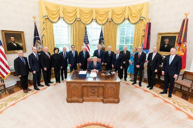 Bilder des Jahres 2020, News 03 März News Themen der Woche KW13 News Bilder des Tages March 27, 2020, Washington, The District of Columbia, United States Of America: President Donald J. Trump, joined by Vice President Mike Pence, White House Coronavirus Task Force members, Cabinet members, Republican Senate leadership, and White House senior staff members, poses for a photo before signing the Ã’Coronavirus Aid, Relief, and Economic Security (CARES) Act,O a $2.2 trillion emergency assistance bill in response to the coronavirus pandemic Friday, March 27, 2020, in the Oval Office of the White House...People: President Donald J. Trump. Washington United States Of America - ZUMAs214 20200327_zaa_s214_006 Copyright: xSMGx