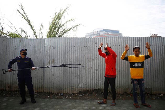 Bilder des Jahres 2020, News 03 März News Themen der Woche KW13 March 28, 2020, Kathmandu, Nepal: A policeman arresting lockdown violators using a multifunctional device that lets him maintain social distance on the fifth day of government imposed nationwide lockdown amid concerns over the coronavirus pandemic in Kathmandu, Nepal on Saturday, March 28, 2020. Kathmandu Nepal - ZUMAg200 20200328_zap_g200_003 Copyright: xSkandaxGautamx