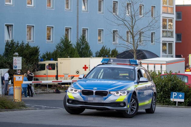 Wuerzburg, Seniorenheim Ehehaltenhaus - St.Nikolaus 28.03.2020, Kohorten-Isolierung wird im Seniorenheim St. Nikolaus vorbereitet Bild: Kohorten-Isolierung wird im Seniorenheim St. Nikolaus von Feuerwehr, Johanitern, Malteser und Rotem Kreutz vorbereitet, Den zwölften Todesfall meldete das Gesundheitsamt am Freitagabend. Nun soll eine sogenannte Kohorten-Isolierung die weitere Ausbreitung verhindern: 44 Bewohner, die aktuell positiv getestet sind, will man in zwei bis drei isolierten Stationen im Heim zusammenziehen. Copyright: HMBxMedia xHeikoxBecker