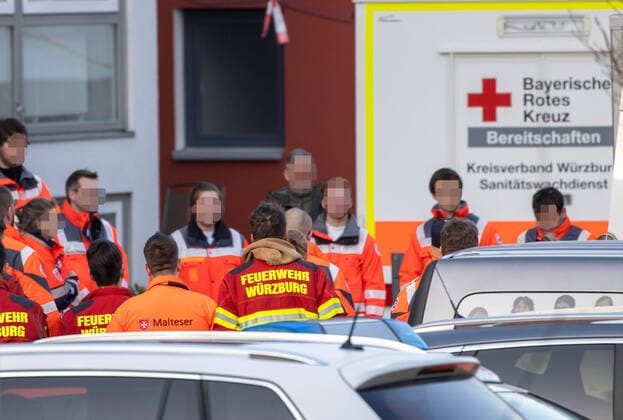 Wuerzburg, Seniorenheim Ehehaltenhaus - St.Nikolaus 28.03.2020, Kohorten-Isolierung wird im Seniorenheim St. Nikolaus vorbereitet Bild: Kohorten-Isolierung wird im Seniorenheim St. Nikolaus vorbereitet, Einsatzbesprechung Copyright: HMBxMedia xHeikoxBecker