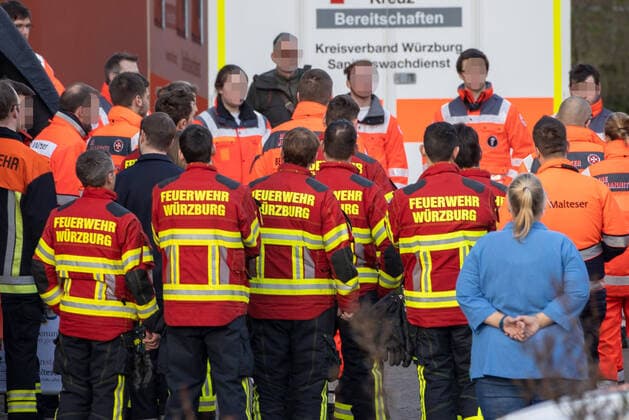 Wuerzburg, Seniorenheim Ehehaltenhaus - St.Nikolaus 28.03.2020, Kohorten-Isolierung wird im Seniorenheim St. Nikolaus vorbereitet Bild: Kohorten-Isolierung wird im Seniorenheim St. Nikolaus vorbereitet, Einsatzbesprechung Copyright: HMBxMedia xHeikoxBecker