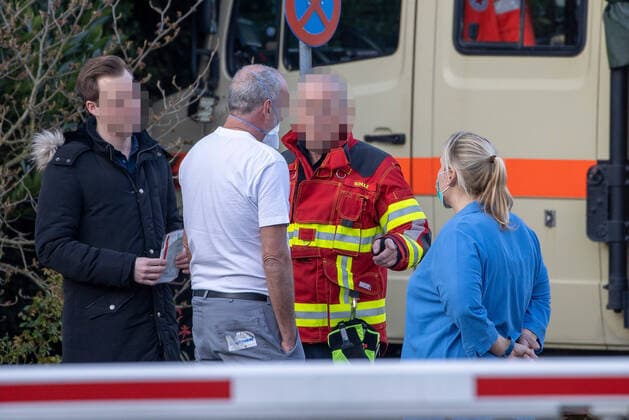 Wuerzburg, Seniorenheim Ehehaltenhaus - St.Nikolaus 28.03.2020, Kohorten-Isolierung wird im Seniorenheim St. Nikolaus vorbereitet Bild: Kohorten-Isolierung wird im Seniorenheim St. Nikolaus vorbereitet, Einsatzbesprechung Copyright: HMBxMedia xHeikoxBecker