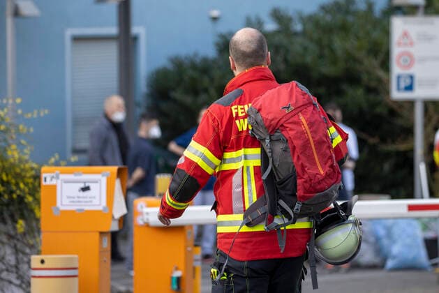 Wuerzburg, Seniorenheim Ehehaltenhaus - St.Nikolaus 28.03.2020, Kohorten-Isolierung wird im Seniorenheim St. Nikolaus vorbereitet Bild: Kohorten-Isolierung wird im Seniorenheim St. Nikolaus von Feuerwehr, Johanitern, Malteser und Rotem Kreutz vorbereitet, Den zwölften Todesfall meldete das Gesundheitsamt am Freitagabend. Nun soll eine sogenannte Kohorten-Isolierung die weitere Ausbreitung verhindern: 44 Bewohner, die aktuell positiv getestet sind, will man in zwei bis drei isolierten Stationen im Heim zusammenziehen. Copyright: HMBxMedia xHeikoxBecker