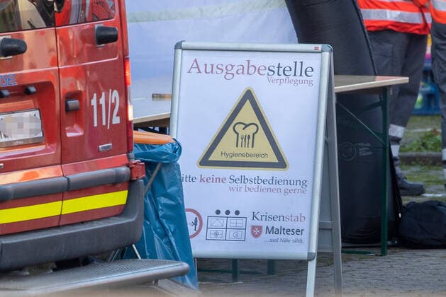 Wuerzburg, Seniorenheim Ehehaltenhaus - St.Nikolaus 28.03.2020, Kohorten-Isolierung wird im Seniorenheim St. Nikolaus vorbereitet Bild: Kohorten-Isolierung wird im Seniorenheim St. Nikolaus von Feuerwehr, Johanitern, Malteser und Rotem Kreutz vorbereitet, Ausgabestelle Verpflegung Copyright: HMBxMedia xHeikoxBecker