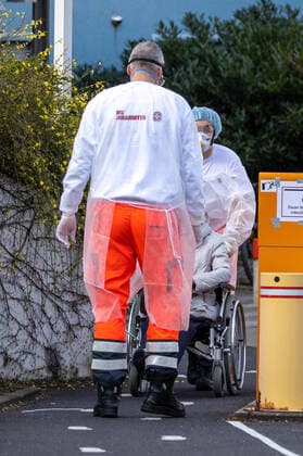 Wuerzburg, Seniorenheim Ehehaltenhaus - St.Nikolaus 28.03.2020, Kohorten-Isolierung wird im Seniorenheim St. Nikolaus vorbereitet Bild: Zwei Pflegekraefte der Johaniter bringen eine Heimbewohnerin auf einem Rollstuhl aus dem Seniorenheim St. Nikolaus Copyright: HMBxMedia xHeikoxBecker